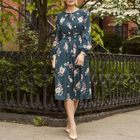 eliza j floral long sleeve dress Eliza J long sleeved dress. Size 4 and has a bow